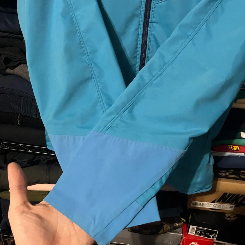 Patagonia Men’s Turquoise Hooded Performance Jacket - Picture 4 of 9